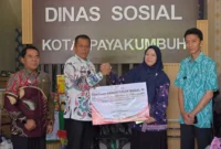 Pemko Payakumbuh menyalurkan bantuan ATENSI dari Sentra Abiseka Pekanbaru kepada 90 PPKS di Kantor Dinas Sosial Payakumbuh pada Kamis (9/4/2026). (Foto: MC Payakumbuh)