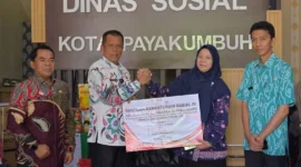 Pemko Payakumbuh menyalurkan bantuan ATENSI dari Sentra Abiseka Pekanbaru kepada 90 PPKS di Kantor Dinas Sosial Payakumbuh pada Kamis (9/4/2026). (Foto: MC Payakumbuh)