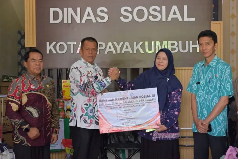 Pemko Payakumbuh menyalurkan bantuan ATENSI dari Sentra Abiseka Pekanbaru kepada 90 PPKS di Kantor Dinas Sosial Payakumbuh pada Kamis (9/4/2026). (Foto: MC Payakumbuh)