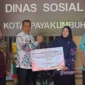 Pemko Payakumbuh menyalurkan bantuan ATENSI dari Sentra Abiseka Pekanbaru kepada 90 PPKS di Kantor Dinas Sosial Payakumbuh pada Kamis (9/4/2026). (Foto: MC Payakumbuh)