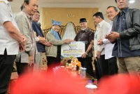 Gubernur Sumbar Mahyeldi Ansharullah menerima bantuan dari Ketua Umum PERADI, Otto Hasibuan di VIP BIM, Selasa (1/4/2026). (Foto: ADPSB)