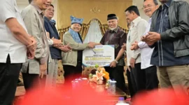 Gubernur Sumbar Mahyeldi Ansharullah menerima bantuan dari Ketua Umum PERADI, Otto Hasibuan di VIP BIM, Selasa (1/4/2026). (Foto: ADPSB)