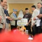 Gubernur Sumbar Mahyeldi Ansharullah menerima bantuan dari Ketua Umum PERADI, Otto Hasibuan di VIP BIM, Selasa (1/4/2026). (Foto: ADPSB)