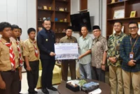 Wali Kota Padang Fadly Amran menerima bantuan sebanyak 603 pasang sepatu beserta kaos kaki dari PT Pelindo Regional II Teluk Bayur, Kamis (30/4/2026). (Foto: Prokopim Padang)