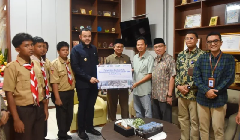 Wali Kota Padang Fadly Amran menerima bantuan sebanyak 603 pasang sepatu beserta kaos kaki dari PT Pelindo Regional II Teluk Bayur, Kamis (30/4/2026). (Foto: Prokopim Padang)