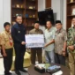 Wali Kota Padang Fadly Amran menerima bantuan sebanyak 603 pasang sepatu beserta kaos kaki dari PT Pelindo Regional II Teluk Bayur, Kamis (30/4/2026). (Foto: Prokopim Padang)