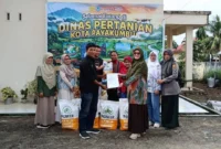 Pemko Payakumbuh menyalurkan bantuan benih jagung unggul kepada kelompok tani di Kantor Dinas Pertanian, Kamis (23/04/2026). (Foto: MC Payakumbuh)