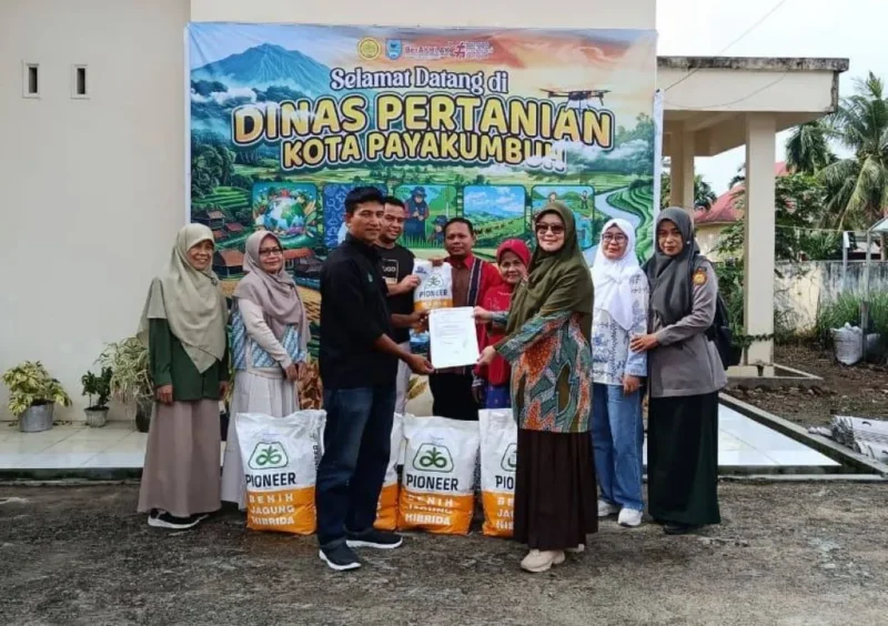 Pemko Payakumbuh menyalurkan bantuan benih jagung unggul kepada kelompok tani di Kantor Dinas Pertanian, Kamis (23/04/2026). (Foto: MC Payakumbuh)