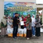 Pemko Payakumbuh menyalurkan bantuan benih jagung unggul kepada kelompok tani di Kantor Dinas Pertanian, Kamis (23/04/2026). (Foto: MC Payakumbuh)