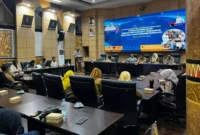 Kalaksa BPBD Padang, Hendri Zulviton dalam Sosialisasi Penyaluran Bantuan Stimulasi Perbaikan Rumah Masyarakat Terdampak Bencana Alam Hidrometeorologi di Ruangan Abu Bakar Ja'ar, Balai Kota Padang, Aie Pacah, Senin (13/4/2026). (Foto: Diskominfo Padang)