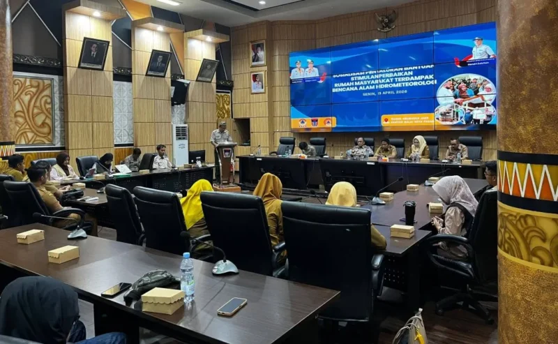 Kalaksa BPBD Padang, Hendri Zulviton dalam Sosialisasi Penyaluran Bantuan Stimulasi Perbaikan Rumah Masyarakat Terdampak Bencana Alam Hidrometeorologi di Ruangan Abu Bakar Ja'ar, Balai Kota Padang, Aie Pacah, Senin (13/4/2026). (Foto: Diskominfo Padang)