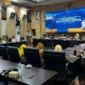 Kalaksa BPBD Padang, Hendri Zulviton dalam Sosialisasi Penyaluran Bantuan Stimulasi Perbaikan Rumah Masyarakat Terdampak Bencana Alam Hidrometeorologi di Ruangan Abu Bakar Ja'ar, Balai Kota Padang, Aie Pacah, Senin (13/4/2026). (Foto: Diskominfo Padang)