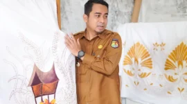 Wali Kota Solok Ramadhani Kirana Putra membuka pelatihan peningkatan SDM pembatik Batik Prada di Mimi Batik, Kampung Jawa, Kota Solok, Selasa (21/4/2026). (Foto: Prokopim Solok)