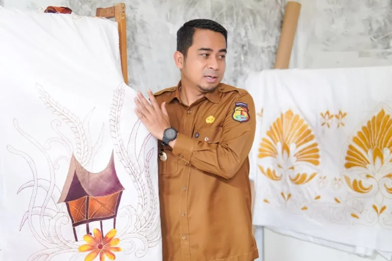 Wali Kota Solok Ramadhani Kirana Putra membuka pelatihan peningkatan SDM pembatik Batik Prada di Mimi Batik, Kampung Jawa, Kota Solok, Selasa (21/4/2026). (Foto: Prokopim Solok)