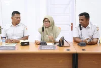Ketua Bawaslu Pessel, Afriki Musmaidi (kanan) bersama perwakilan Dinas Dukcapil (tengah) dan Anggota Bawaslu, Bambang Putra Niko. (Foto: Dok. Bawaslu)