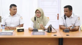 Ketua Bawaslu Pessel, Afriki Musmaidi (kanan) bersama perwakilan Dinas Dukcapil (tengah) dan Anggota Bawaslu, Bambang Putra Niko. (Foto: Dok. Bawaslu)