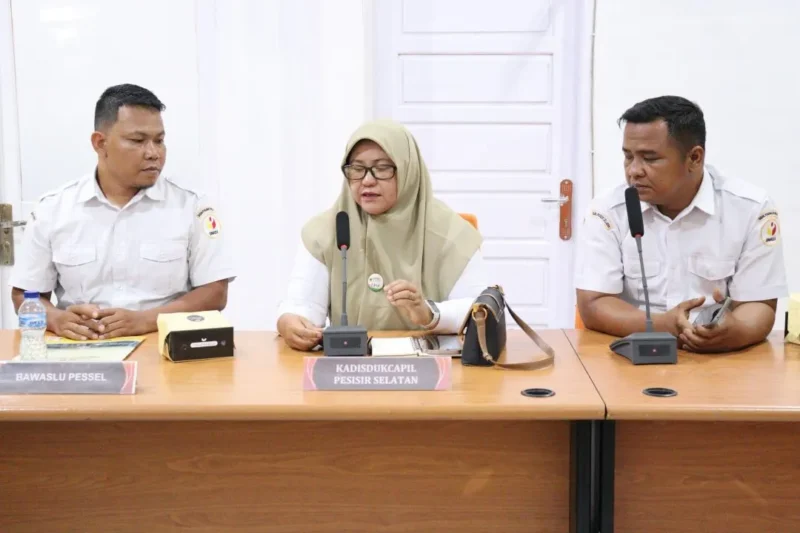 Ketua Bawaslu Pessel, Afriki Musmaidi (kanan) bersama perwakilan Dinas Dukcapil (tengah) dan Anggota Bawaslu, Bambang Putra Niko. (Foto: Dok. Bawaslu)