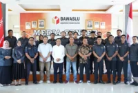 Anggota Bawaslu Sumbar, Muhamad Khadafi (lima dari kiri) bersama anggota Bawaslu Pessel dan staf sekretariat Bawaslu. (Foto: Dok. Bawaslu)