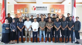 Anggota Bawaslu Sumbar, Muhamad Khadafi (lima dari kiri) bersama anggota Bawaslu Pessel dan staf sekretariat Bawaslu. (Foto: Dok. Bawaslu)