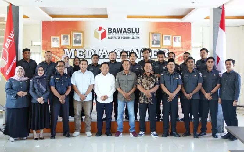 Anggota Bawaslu Sumbar, Muhamad Khadafi (lima dari kiri) bersama anggota Bawaslu Pessel dan staf sekretariat Bawaslu. (Foto: Dok. Bawaslu)