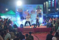 Hiburan musik memeriahkan acara Bazar UMKM Dharmasraya, Sabtu (18/4/2026). (Foto: Diskominfo Dharmasraya)