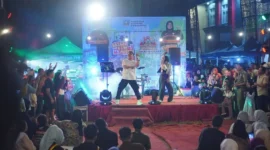 Hiburan musik memeriahkan acara Bazar UMKM Dharmasraya, Sabtu (18/4/2026). (Foto: Diskominfo Dharmasraya)