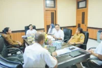 Bupati Dharmasraya Annisa Suci Ramadhani melakukan pertemuan dengan Kepala BPJN Sumbar, Elsa Putra Friandi, di Padang, Senin (27/4/2026). (Foto: Diskominfo Dharmasraya)