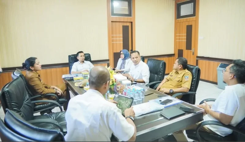 Bupati Dharmasraya Annisa Suci Ramadhani melakukan pertemuan dengan Kepala BPJN Sumbar, Elsa Putra Friandi, di Padang, Senin (27/4/2026). (Foto: Diskominfo Dharmasraya)
