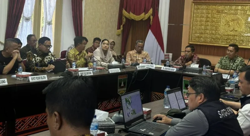 Bupati Dharmasraya Annisa Suci Ramadhani menghadiri Sosialisasi Pencabutan Perizinan Berusaha Pemanfaatan Hutan (PBPH) yang digelar Satuan Tugas PKH di Aula Istana Gubernur Sumbar, Kamis (16/4/2026). (Foto: Diskominfo Dharmasraya)