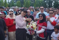 Wakil Bupati Leli Arni menyerahkan buket bunga kepada Bupati Dharmasraya Annisa Suci Ramadhani. (Foto: Diskominfo Dharmasraya)