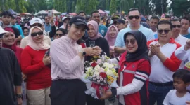 Wakil Bupati Leli Arni menyerahkan buket bunga kepada Bupati Dharmasraya Annisa Suci Ramadhani. (Foto: Diskominfo Dharmasraya)