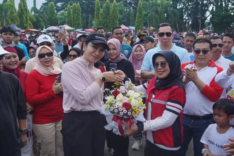 Wakil Bupati Leli Arni menyerahkan buket bunga kepada Bupati Dharmasraya Annisa Suci Ramadhani. (Foto: Diskominfo Dharmasraya)