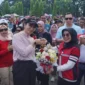 Wakil Bupati Leli Arni menyerahkan buket bunga kepada Bupati Dharmasraya Annisa Suci Ramadhani. (Foto: Diskominfo Dharmasraya)