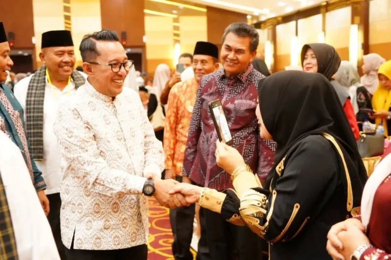 Bupati Tanah Datar Eka Putra dalam kegiatan silaturahmi Ikatan Keluarga Lintau Buo (IKLB) sekaligus pelepasan Jemaah Calon Haji IKLB Kota Pekanbaru, Sabtu (11/4/2026) di Pekanbaru. (Foto: Prokopim Tanah Datar)