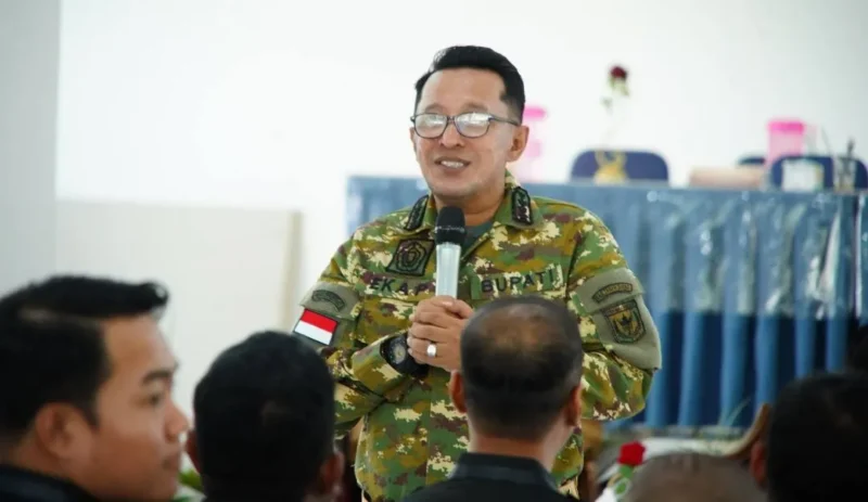 Bupati Tanah Datar Eka Putra memberikan arahan dan motivasi kepada seluruh peserta retreat di Kampus IPDN Sumatera Barat, Baso, Senin (6/4/2026). (Foto: Prokopim Tanah Datar)
