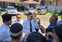 Bupati Pessel, Hendrajoni saat memberikan penjelasan kepada wartawan. (Foto: Dok. Dery)