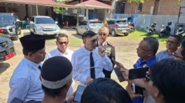 Bupati Pessel, Hendrajoni saat memberikan penjelasan kepada wartawan. (Foto: Dok. Dery)