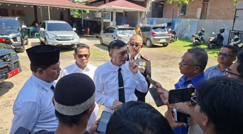 Bupati Pessel, Hendrajoni saat memberikan penjelasan kepada wartawan. (Foto: Dok. Dery)