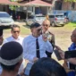 Bupati Pessel, Hendrajoni saat memberikan penjelasan kepada wartawan. (Foto: Dok. Dery)
