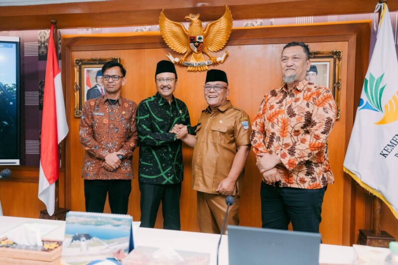 Bupati Pasbar Yulianto bersama Wakil Bupati M. Ihpan menggelar audiensi dengan Menteri Sosial Saifullah Yusuf ke Kementerian Sosial RI. (Foto: Diskominfo Pasbar)