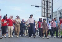 Bupati Dharmasraya Annisa Suci Ramadhani bersama Wakil Bupati Leli Arni mengikuti CFD, Minggu (19/4/2026). (Foto: Diskominfo Dharmasraya)