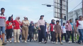 Bupati Dharmasraya Annisa Suci Ramadhani bersama Wakil Bupati Leli Arni mengikuti CFD, Minggu (19/4/2026). (Foto: Diskominfo Dharmasraya)
