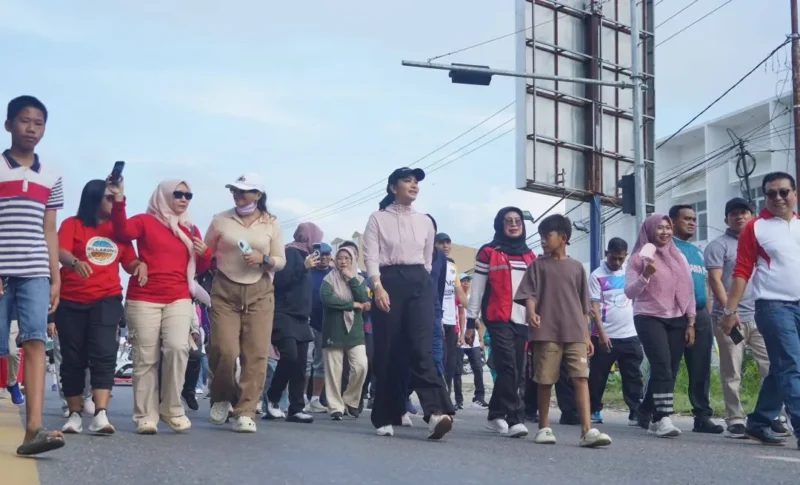 Bupati Dharmasraya Annisa Suci Ramadhani bersama Wakil Bupati Leli Arni mengikuti CFD, Minggu (19/4/2026). (Foto: Diskominfo Dharmasraya)