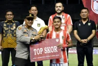 Penyerang PSP, Carel Syadef meraih Sepatu Emas setelah menjadi top skor Liga 4 Sumatera Barat musim 2025/2026 dengan torehan 20 gol. (Foto: Diskominfo Padang)