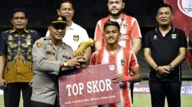 Penyerang PSP, Carel Syadef meraih Sepatu Emas setelah menjadi top skor Liga 4 Sumatera Barat musim 2025/2026 dengan torehan 20 gol. (Foto: Diskominfo Padang)