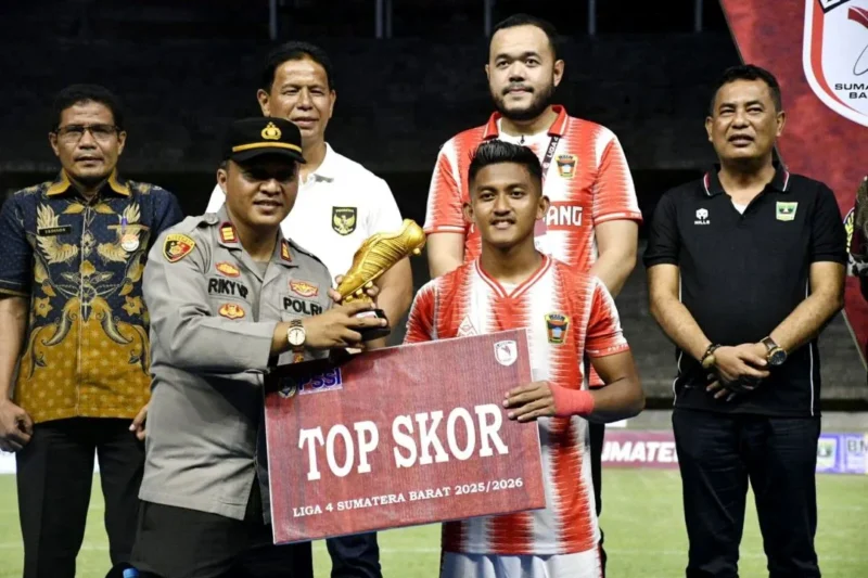 Penyerang PSP, Carel Syadef meraih Sepatu Emas setelah menjadi top skor Liga 4 Sumatera Barat musim 2025/2026 dengan torehan 20 gol. (Foto: Diskominfo Padang)