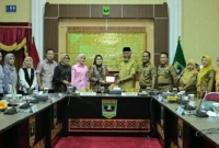 Gubernur Sumbar Mahyeldi Ansharullah menerima kunjungan kerja Komite IV DPD RI di Istana Gubernuran, Senin (20/4/2026). (Foto: ADPSB)