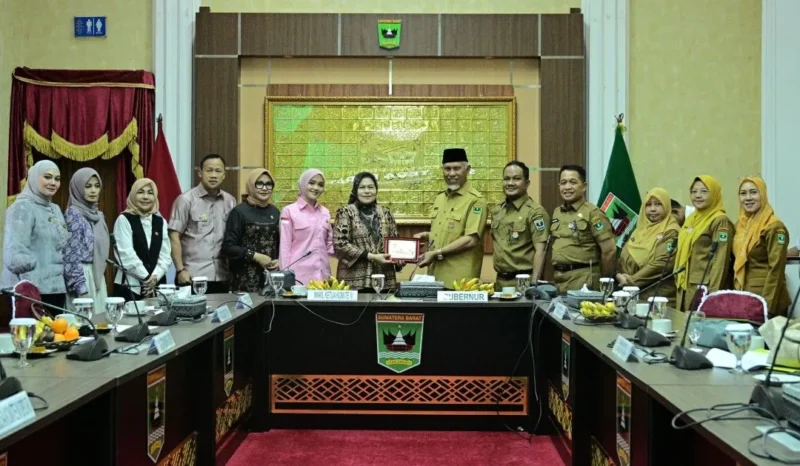 Gubernur Sumbar Mahyeldi Ansharullah menerima kunjungan kerja Komite IV DPD RI di Istana Gubernuran, Senin (20/4/2026). (Foto: ADPSB)