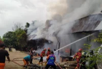 Petugas Damkar Padang berjibaku memadamkan api di gudang perkantoran DLH Padang, Aie Pacah, Koto Tangah, Rabu (29/4/2026). (Foto: Damkar Padang)