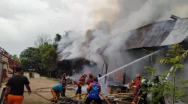 Petugas Damkar Padang berjibaku memadamkan api di gudang perkantoran DLH Padang, Aie Pacah, Koto Tangah, Rabu (29/4/2026). (Foto: Damkar Padang)